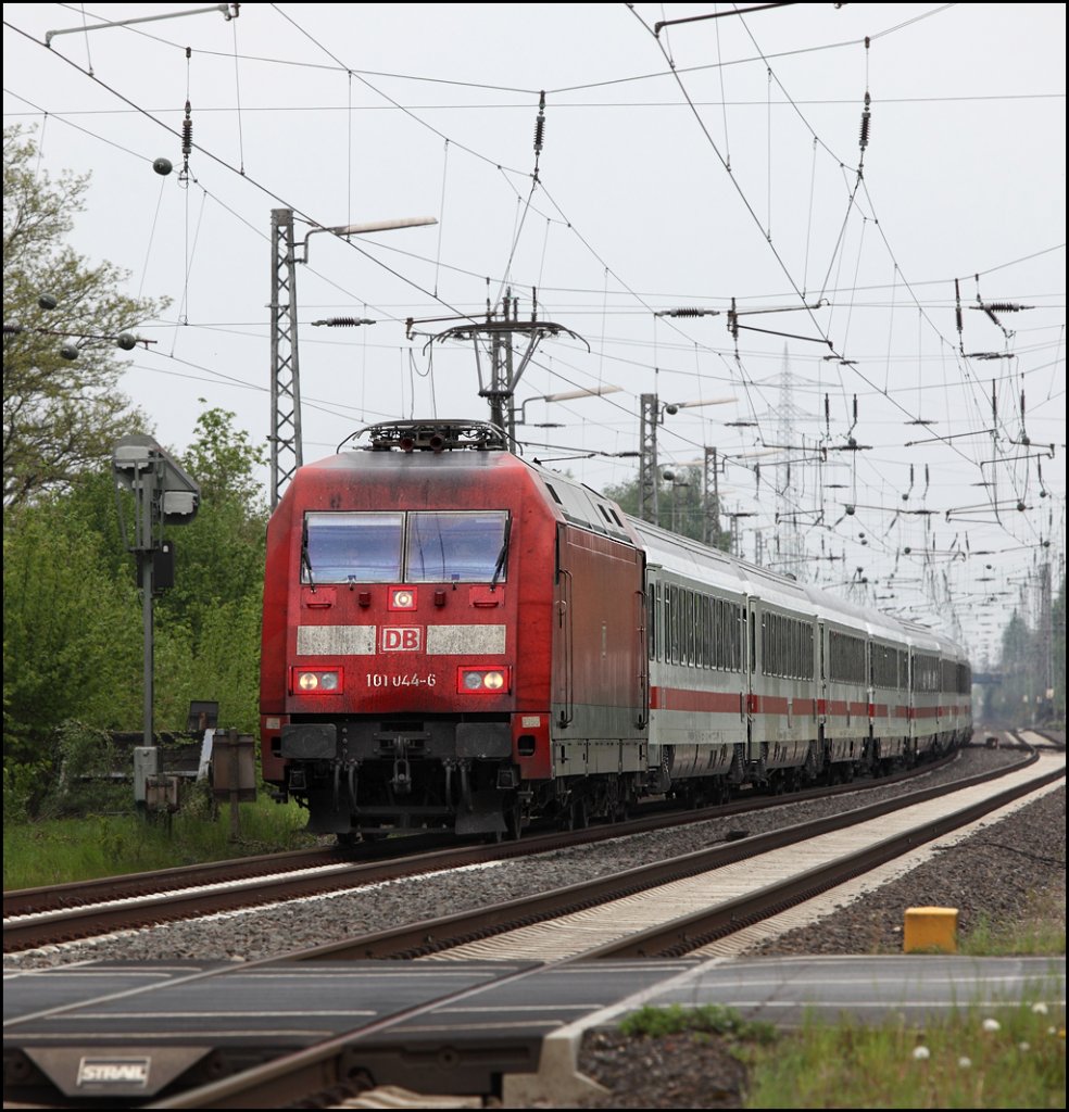 Die 101 044 (9180 6101 044-6 D-DB) hat den IC 2216, Stralsund - Stuttgart Hbf, am Haken und ist bei Dortmund-Derne in Richtung Hbf unterwegs. (09.05.2010)