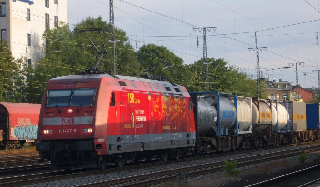 Die 101 047-9 (Feuerweher) fuhr am 20.07.2009 mit einem G�terzug durch K�ln West.