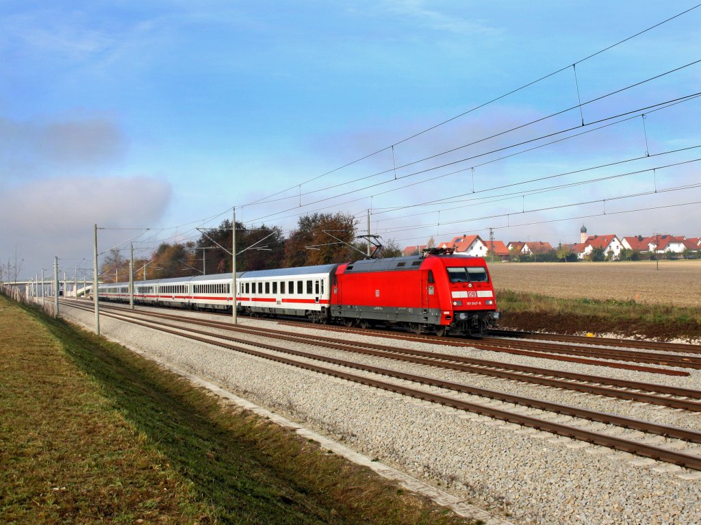 Die 101 047 am 29.10.2011 mit einem IC unterwegs bei Hattenhofen.