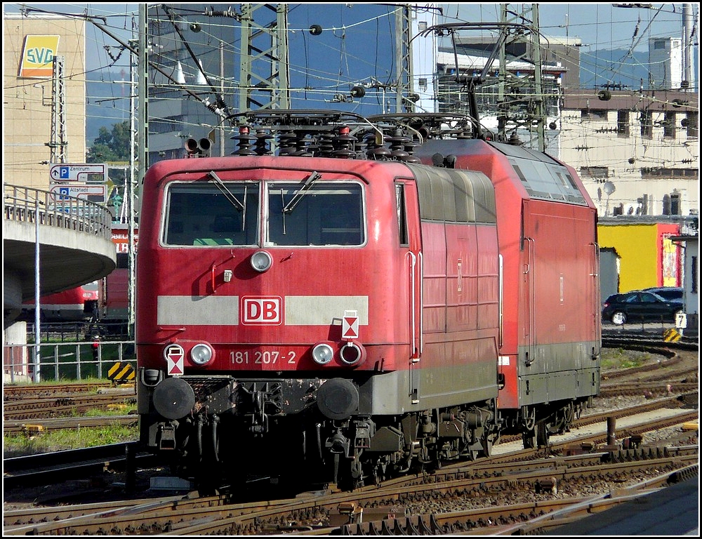 Die 101 049-5 zieht am 10.09.2010 die 181 207-2 durch den Hauptbahnhof von Koblenz. (Jeanny)