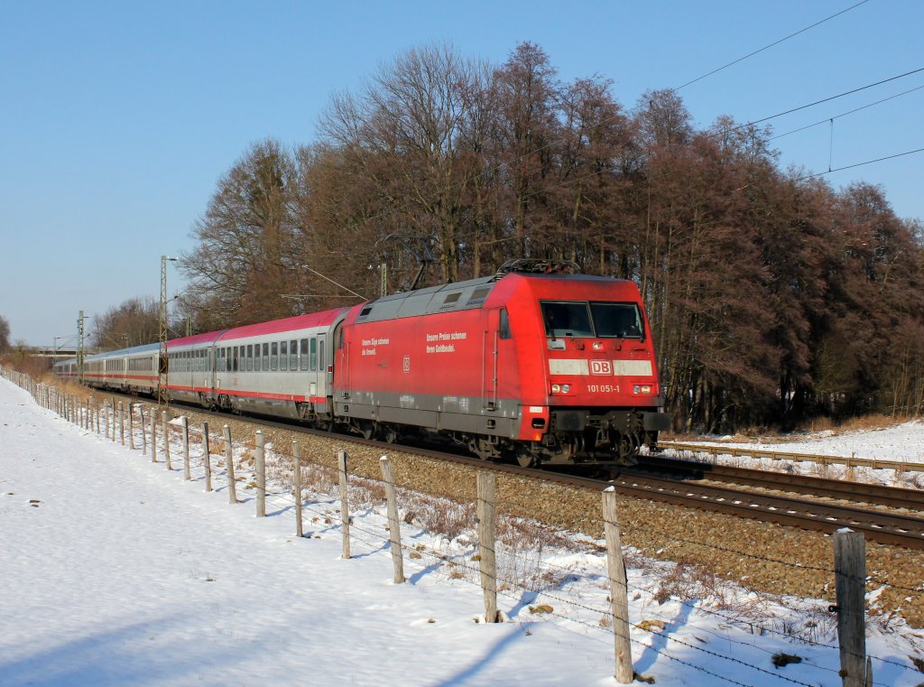 Die 101 051 mit einem EC am 10.02.2013 unterwegs bei Vogl.