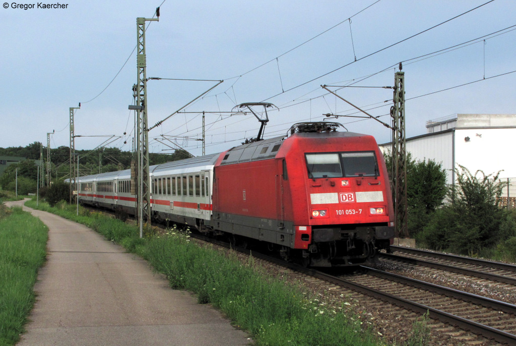 Die 101 053-7 mit dem IC 2064 (Nrnberg-Karlsruhe) am 15.07.2011 bei Illingen (Wrtt.).