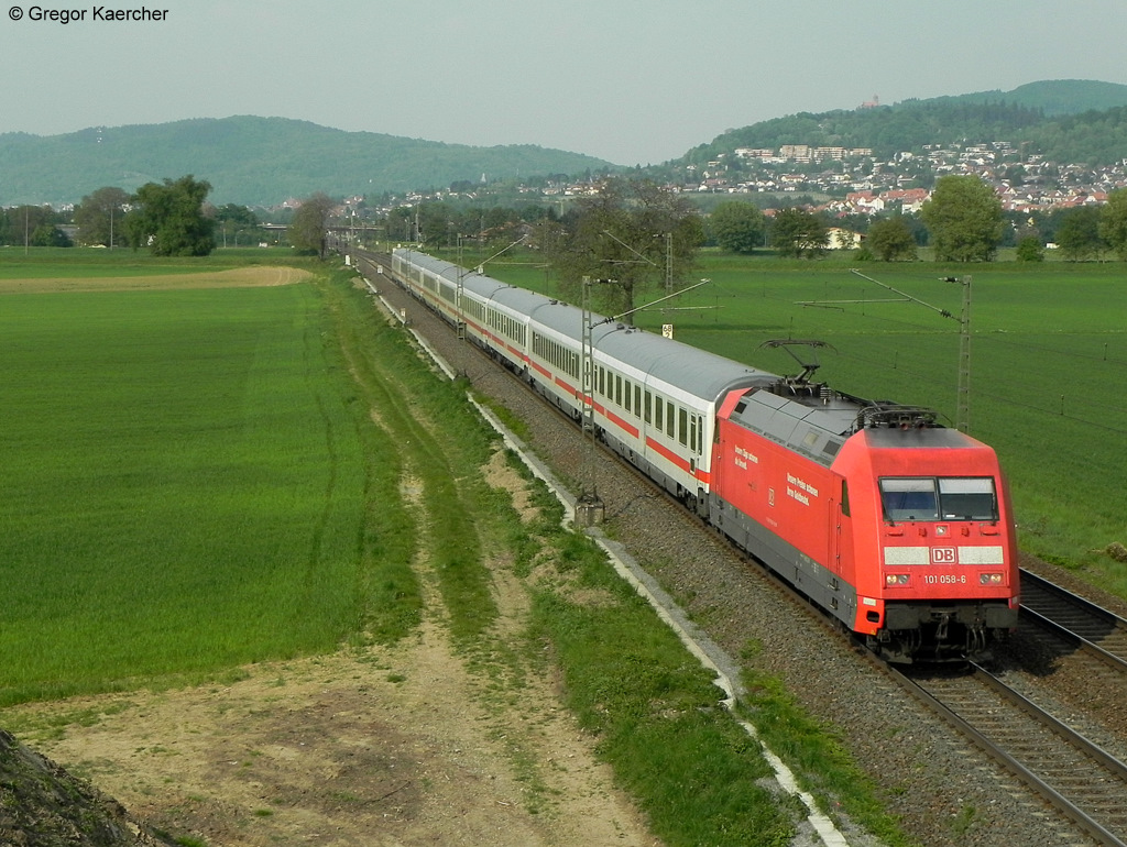 Die 101 058-6 mit einem IC Richtung Sden. Aufgenommen am 24.04.2011 bei Heddesheim-Hirschberg (ehemals Grosachsen-Heddesheim).