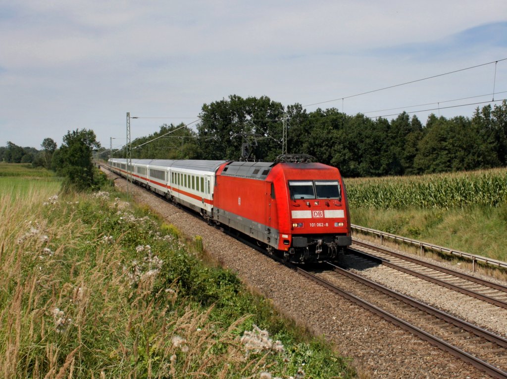 Die 101 062 mit einem IC am 14.08.2011 unterwegs bei Hilperting. 