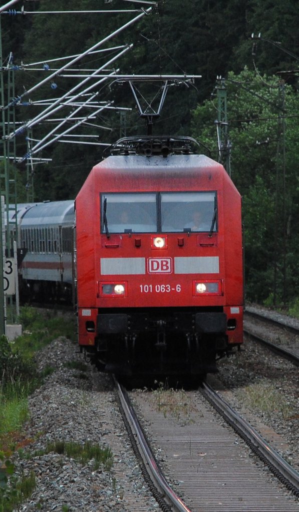 Die 101 063 fuhr am 20.06.2011 auf der Sdrampe vom Frankenwald mit ihrem IC 2807 in Richtung Nrnberg Hbf.