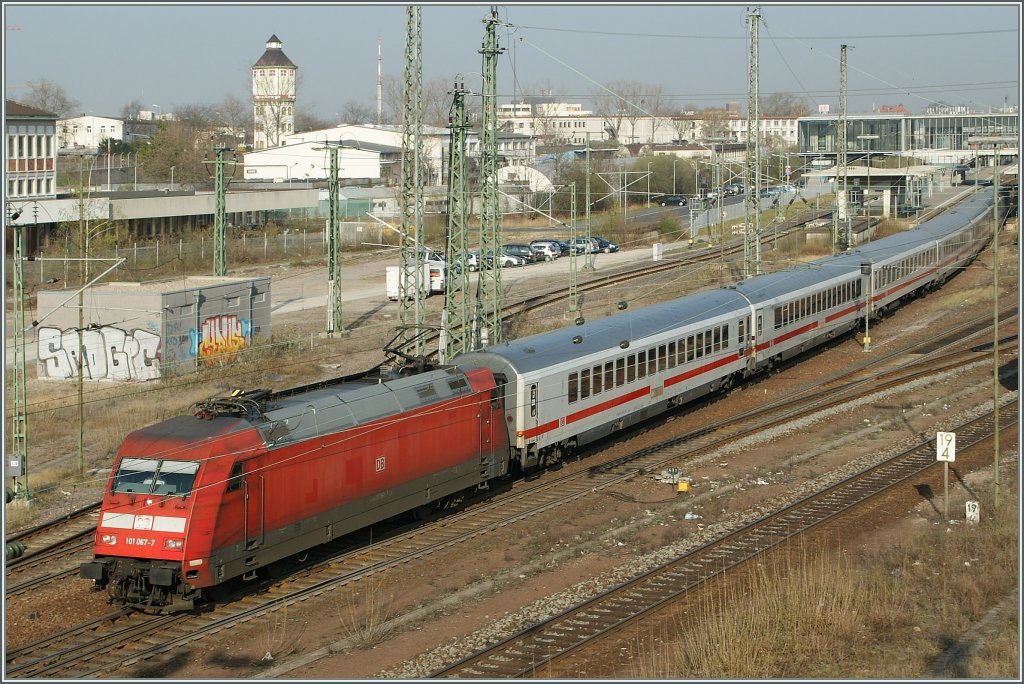 Die 101 067-7 verlsst mit dem IC 2319 Mnster - Stuttgart Heidelberg. 
28. Mrz 2012