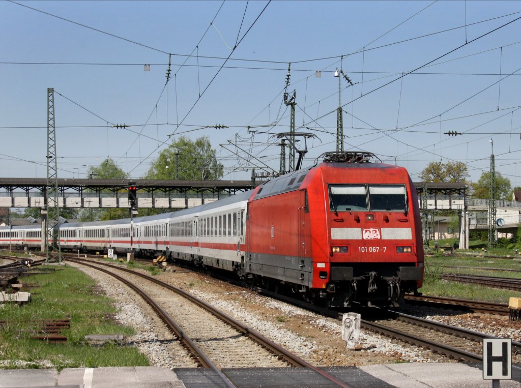 Die 101 067 am 22.04.2011 mit einem EC bei der Einfahrt in Freilassing. 