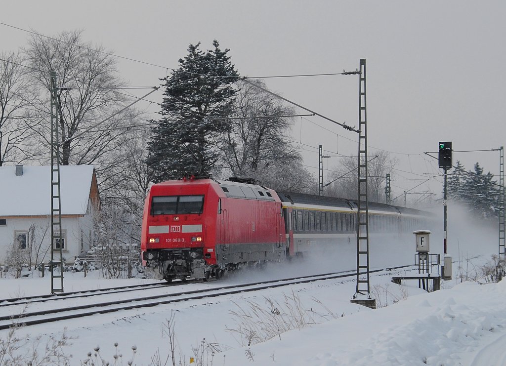 Die 101 069 fhrt als Sandwich (hintere Lok war 101 029) mit dem IC 2208 (SBB-Wagenpark) auf der Frankenwaldbahn ihrem Ziel Berlin entgegen. (26.12.2010)