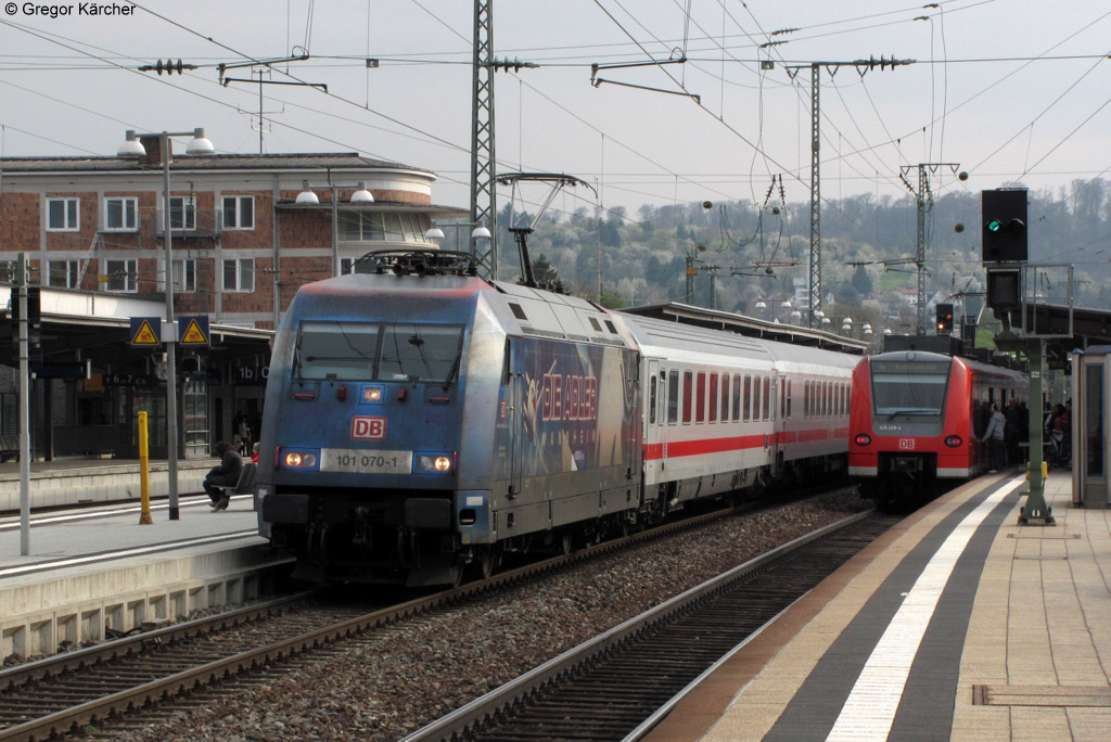 Die 101 070-1  Adler Mannheim  hlt mit dem IC 2274 (Karlsruhe - Kassel-W.) in Bruchsal. Aufgenommen am 04.04.2012.