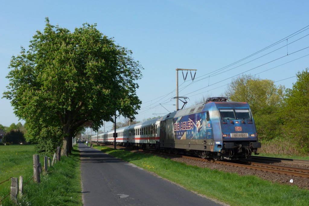 Die 101 070-1 fuhr am 02.05.2012 mit dem IC 2332 (Norddeich Mole - Kln Hbf) durch Leer.