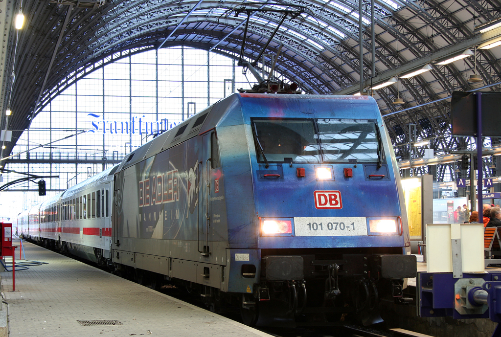 Die 101 070-1 steht mit einem geendeten IC in Frankfurt a.M. HBF am 16.08.2010