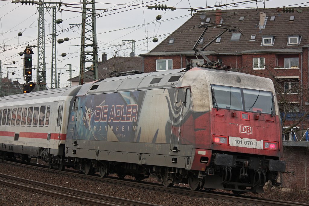 Die 101 070  Adler Mannheim  schob am 11.3.12 einem IC durch Dsseldorf-Volksgarten.