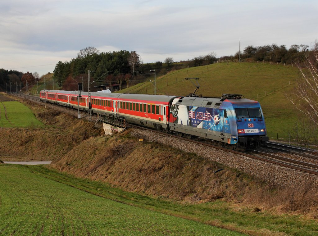 Die 101 070 mit einem RE nach Mnchen am 31.12.2012 unterwegs bei Fahlenbach.