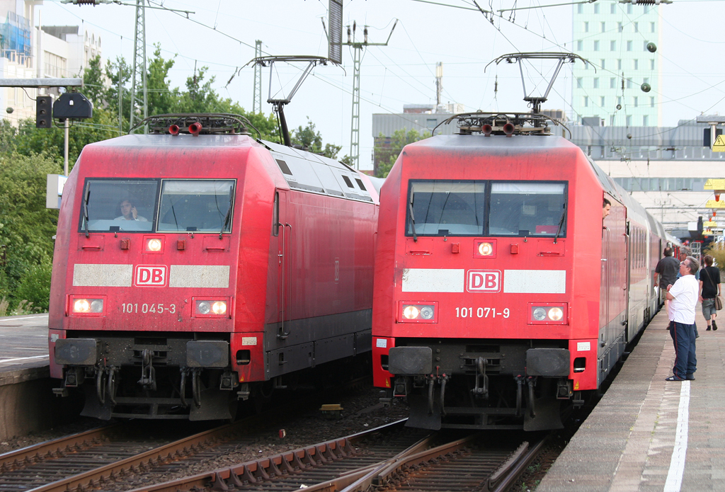 Die 101 071-9 mit einem verspteten AZ und 101 045-3 mit einen IC stehen in Hamburg Altona am 29.06.2010