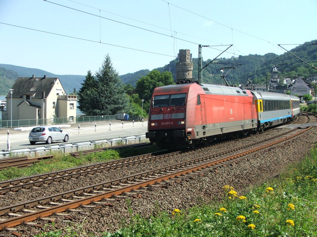 Die 101 077 mit dem IC Richtung Koblenz. Aufgenommen am 20. Juli in Oberwesel.
