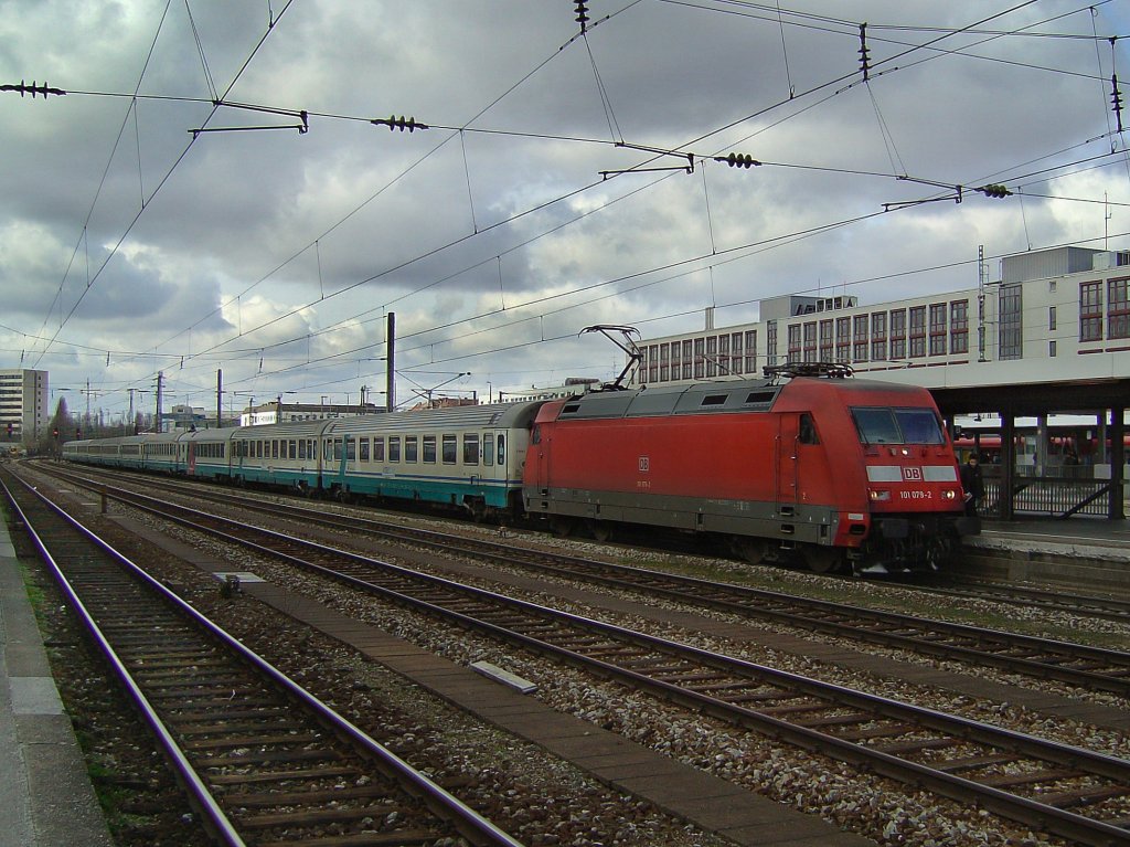 Die 101 079 am 23.03.2008 mit einem Brenner EC in M�nchen Ost. 