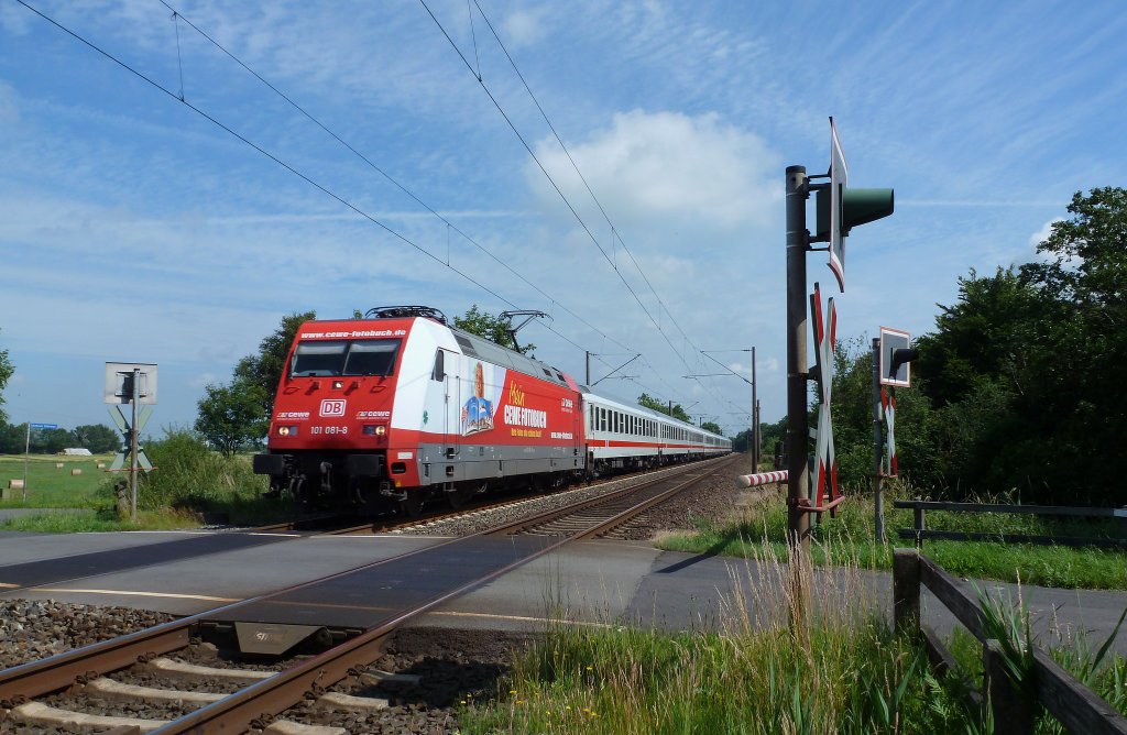Die 101 081-8 fuhr am 30.06.2012 mit dem IC 134 von Norddeich Mole nach Luxemburg, hier sdlich von Leer.