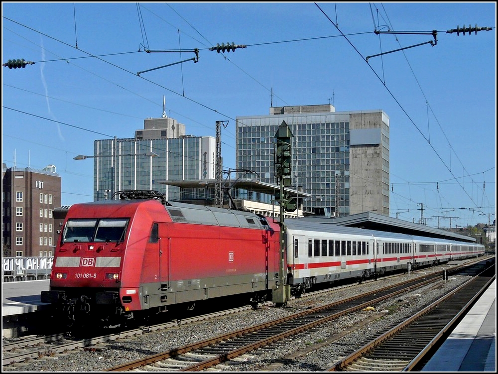 Die 101 081-8 verlsst am 02.04.2011 mit dem IC 2011  Loreley  nach Stuttgart den Hauptbahnhof von Essen. (Hans)