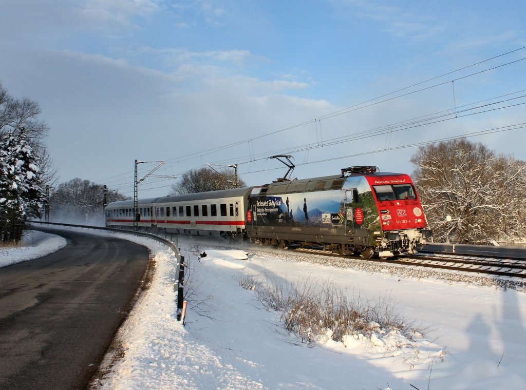 Die 101 083 mit den Wagen fr den IC Rottalerland am 19.01.2013 unterwegs bei Pleinting.