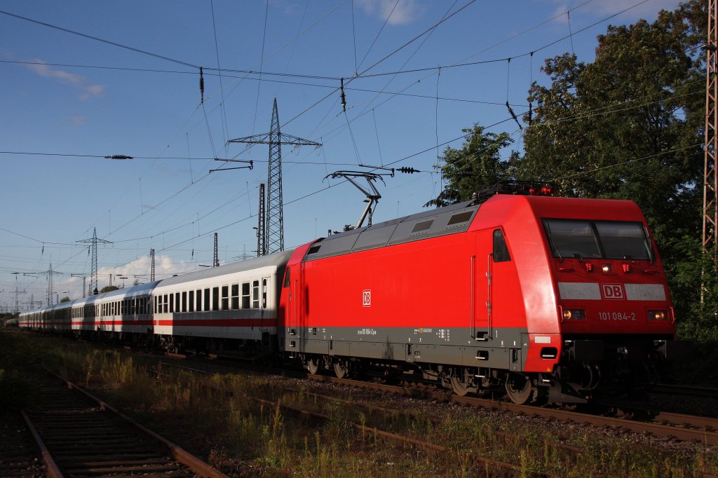 Die 101 084 am 5.9.11 mit einem umgeleuteten InterCity bei der Durchfahrt durch Ratingen-Lintorf.