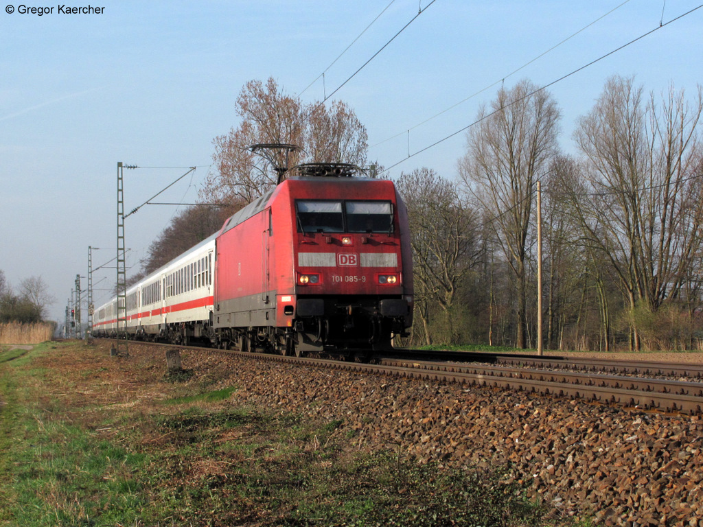 Die 101 085-9 hat in Karlsruhe Hbf den IC 361 (Strabourg-Mnchen) bernommen und bringt ihn weiter zu seinem Ziel nach Mnchen Hbf. Aufgenommen zwischen Karlsruhe-Durlach und Weingarten.