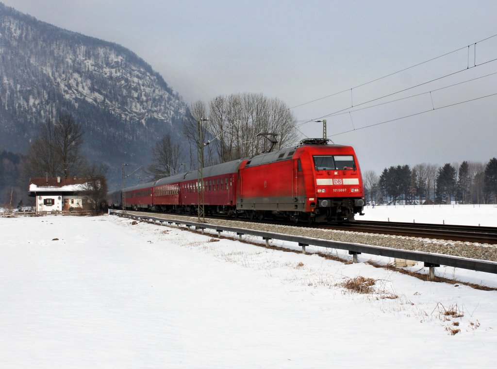 Die 101 086 mit einem Turnuszug am 04.02.2012 unterwegs bei Niederaudorf.