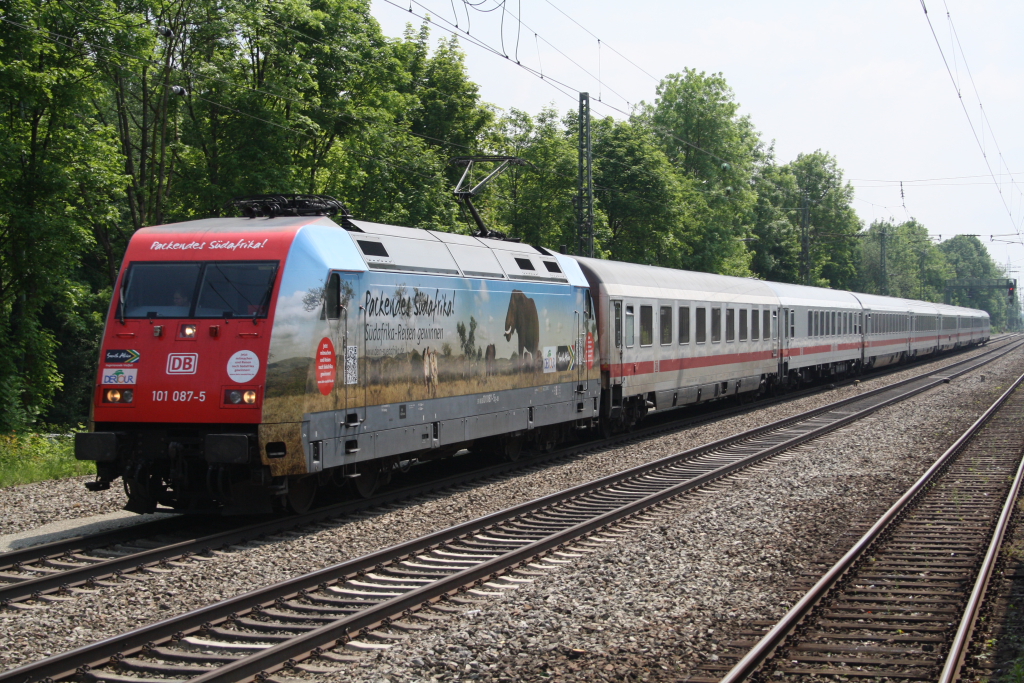 Die 101 087-5 Afrika am 24.05.2012 mit EC 218 in Mnchen Lochhausen