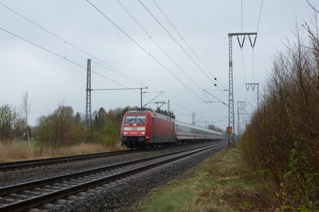 Die 101 089-1 mit dem IC 2332 nach Kln am 18.04.2012 bei der durchfahrt durch den alten Bahnhof Neermoor.