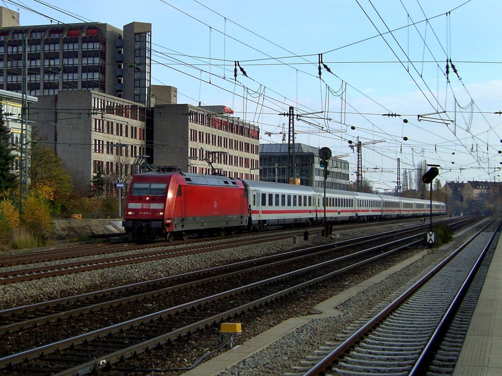 Die 101 096 mit einem IC am 08.11.2008 bei der Durchfahrt am Heimeranplatz (Mnchen).
