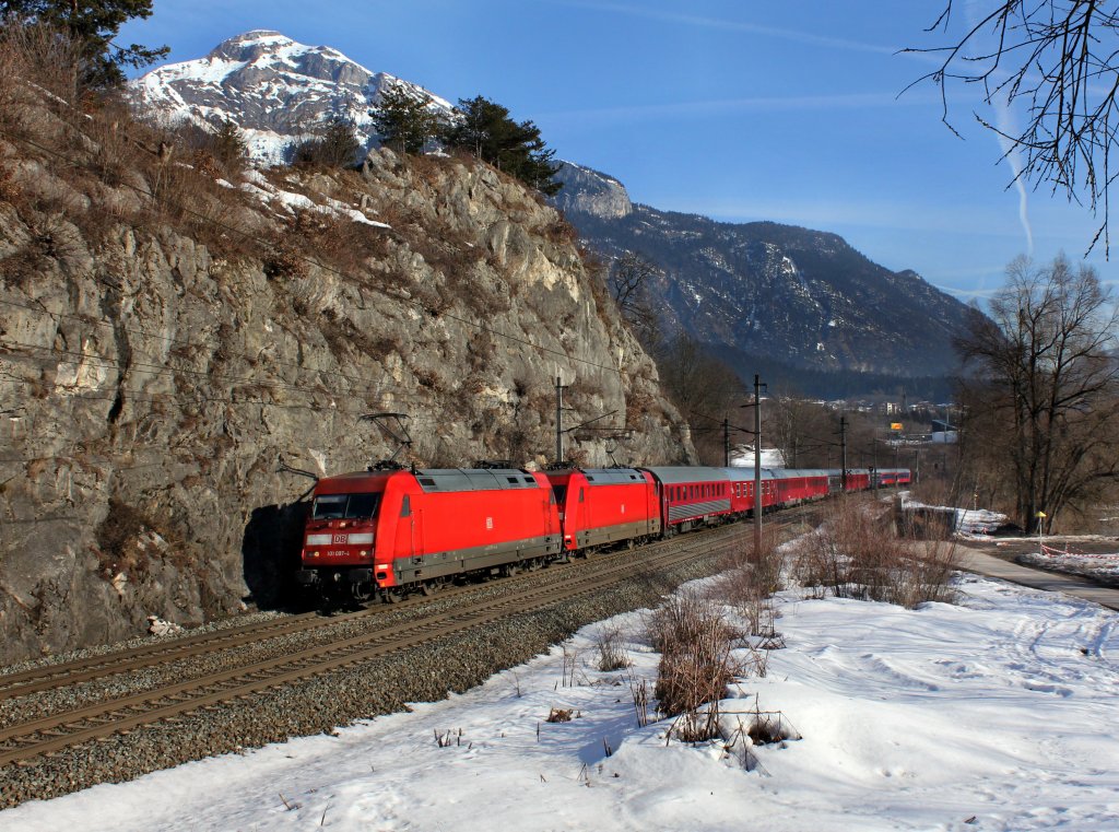 Die 101 097 und die 101 018 mit einem Turnuszug am 03.03.2012 unterwegs bei Jenbach.