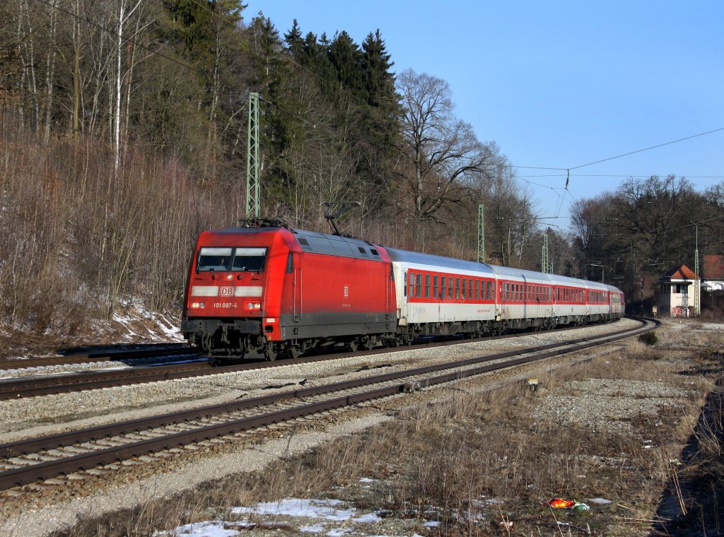Die 101 097 mit einem Turnuszug am 26.02.2011 bei der Durchfahrt in Aling.