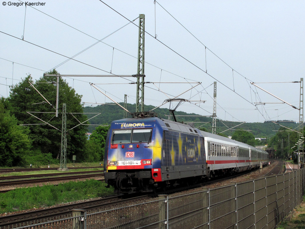 Die 101 101-4 passiert am 06.05.2011 mit dem IC 2066 (Nrnberg-Karlsruhe) den Bahnhof Wilferdingen-Singen.