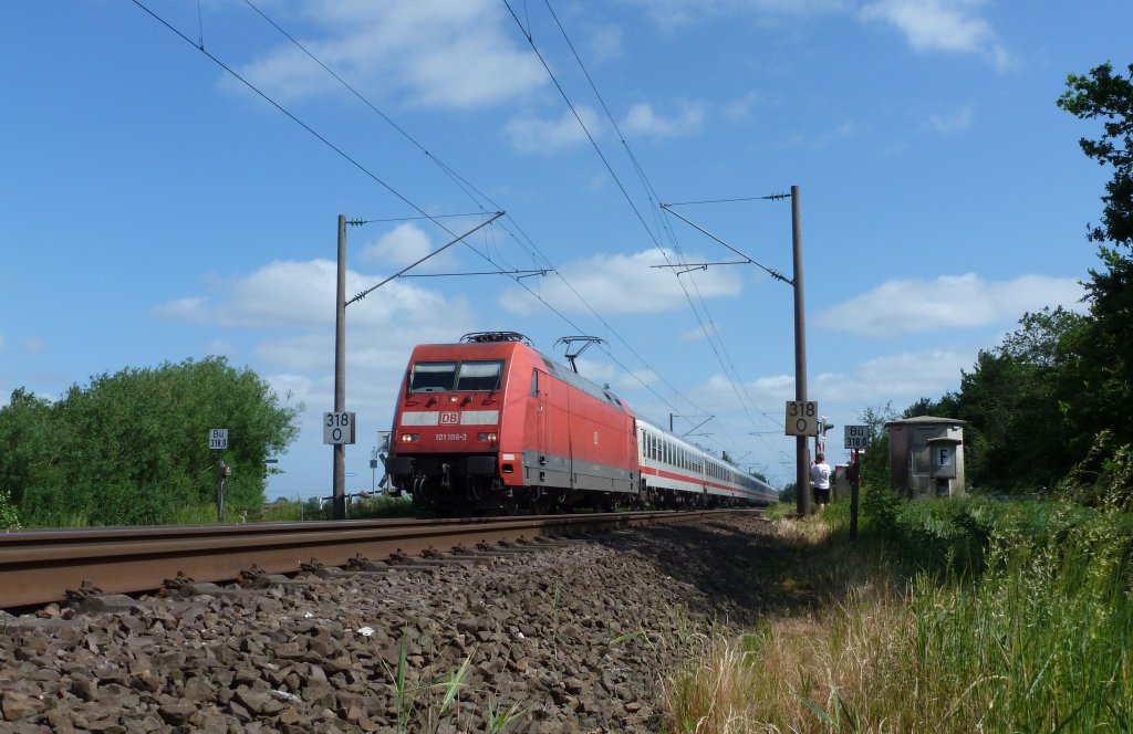 Die 101 106-3 hatte am 29.05.2012 den IC 134 (Norddeich Mole - Luxemburg) am Haken, hier sdlich von Leer.