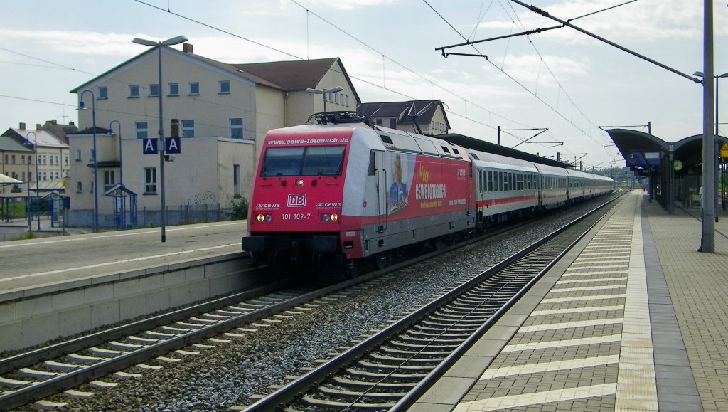die 101 109-7 (Cewe Fotobuch) vor dem IC  Arkona  Richtung Kste, hier am 29.08.12 beim planmigen Halt im Bahnhof Bitterfeld