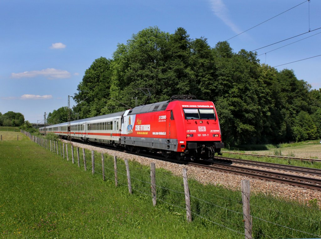 Die 101 109 mit einem EC nach Klagenfurt am 25.05.2012 unterwegs bei Vogl.