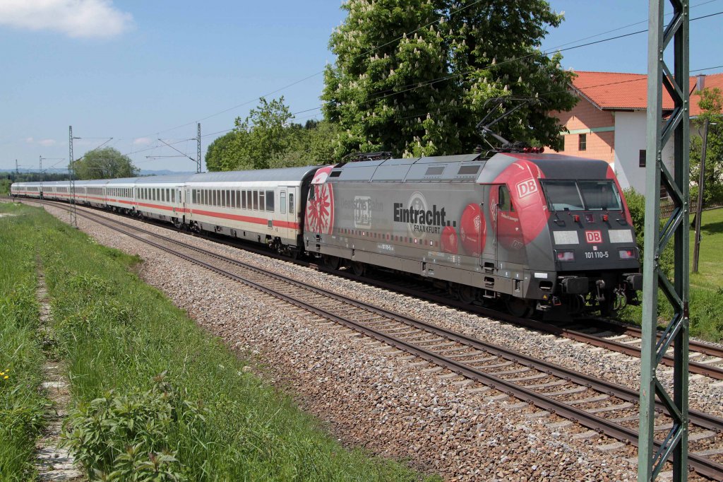 Die 101 110 schiebt den EC 114 von Klagenfurt nach Dortmund bei bersee, aufgenommen am 18.05.2013
