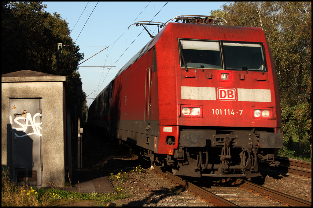 Die 101 114 (9180 6101 114-7 D-DB) ist mit dem IC 330  Norderney , Norddeich-Mole - Luxembourg, zwischen Dlmen und Haltern am See unterwegs. (10.10.2010)