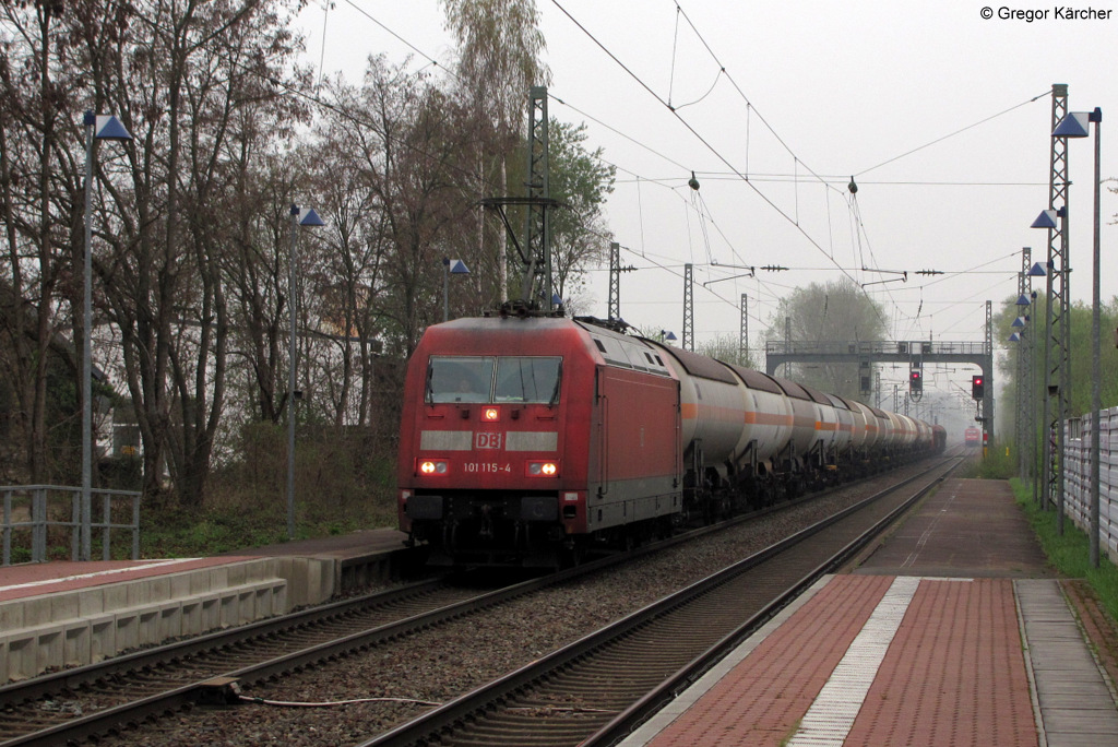 Die 101 115-4 passiert mit einem gemischten Gterzug, der berwiegend aus Druckgaskesselwagen besteht, den Bahnhof Weingarten (Baden). Aufgenommen am 05.04.2012.