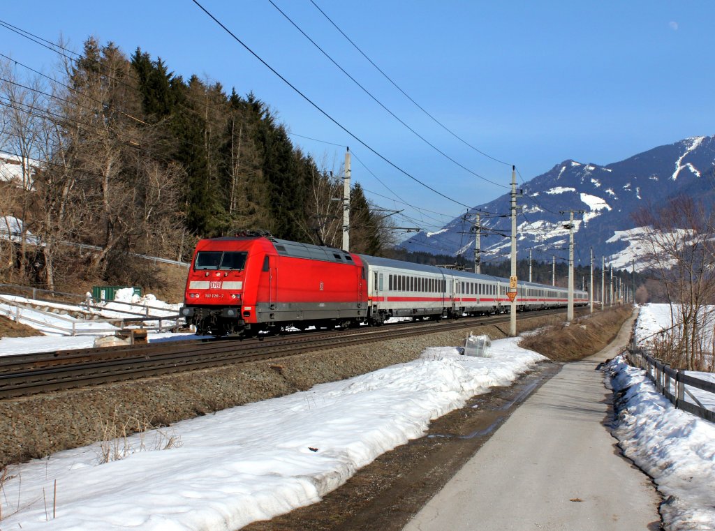 Die 101 128 mit einem IC nach Innsbruck am 03.03.2012 unterwegs bei Terfens.