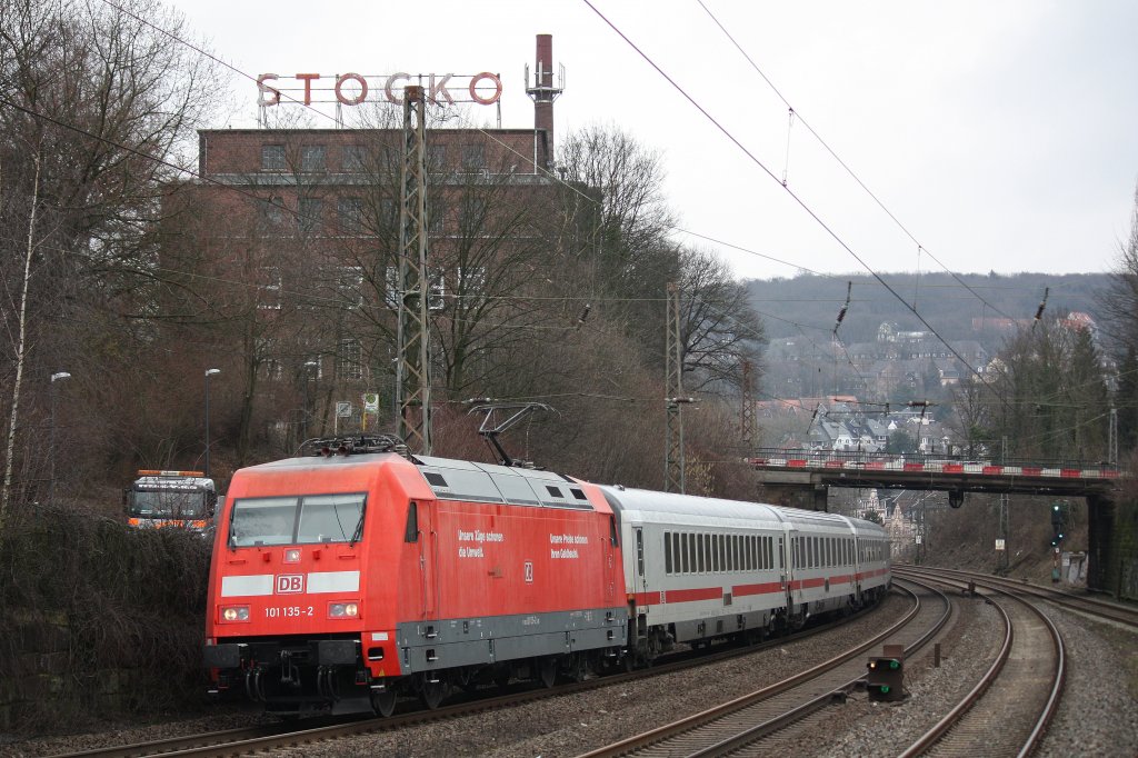 Die 101 135 fuhr am 11.3.12 mit einem InterCity durch Wuppertal-Sonnborn.
Gru an den blinkenden Tf !