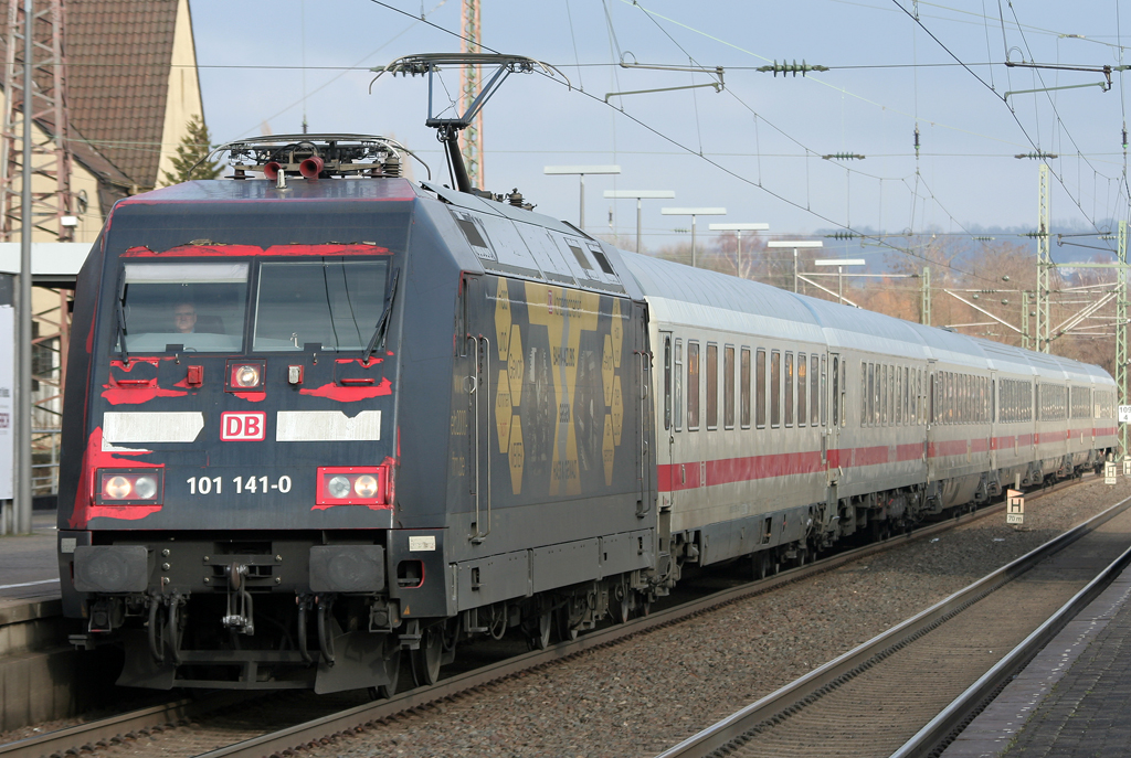 Die 101 141-0 zieht einen IC durch Wuppertal Vohwinkel am 12.02.2011