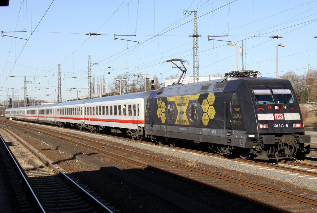 Die 101 141-0 zieht einen IC durch Oberhausen HBF am 25.03.2012