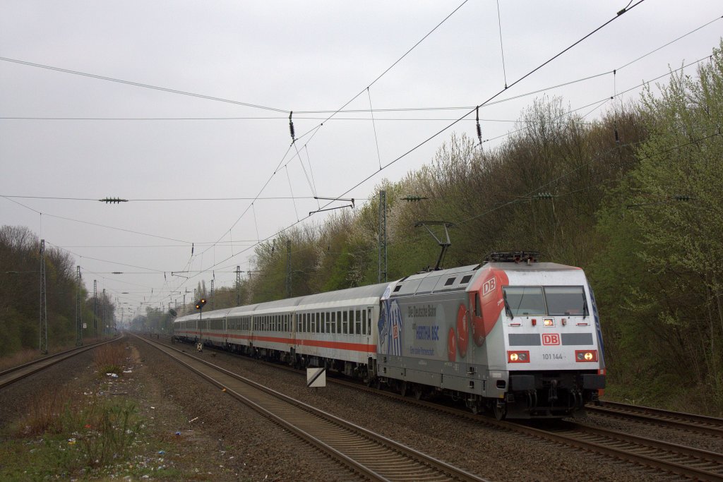 Die 101 144 am 05.04.2012 in Dsseldorf Garath.