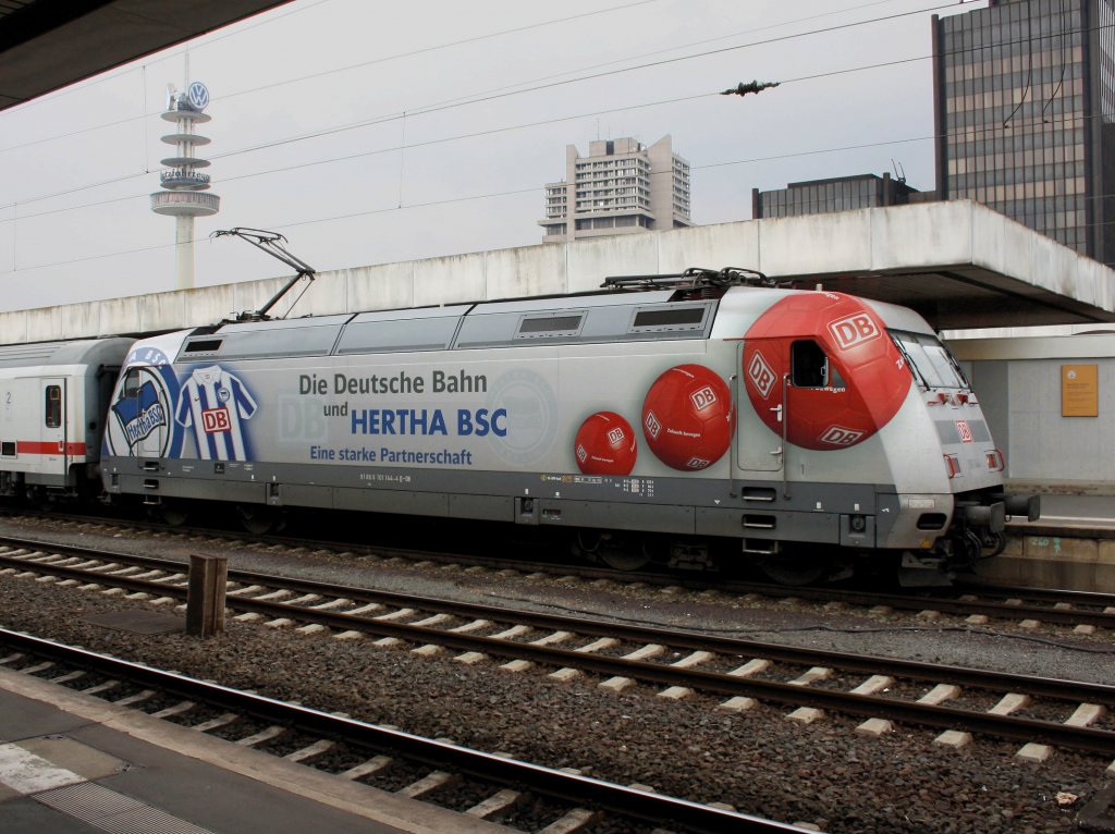 Die 101 144 am 12.08.2010 mit einem IC Im Hannoveraner Hbf. 