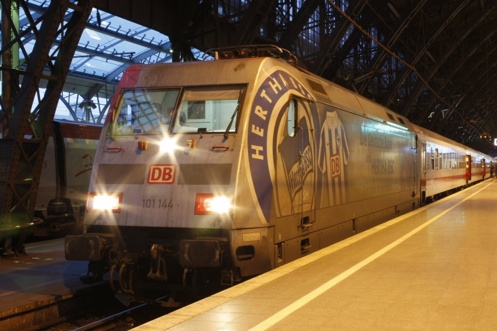 Die 101 144 (Herta BSC) stand am 12.03.2011 im K�lner Hbf.