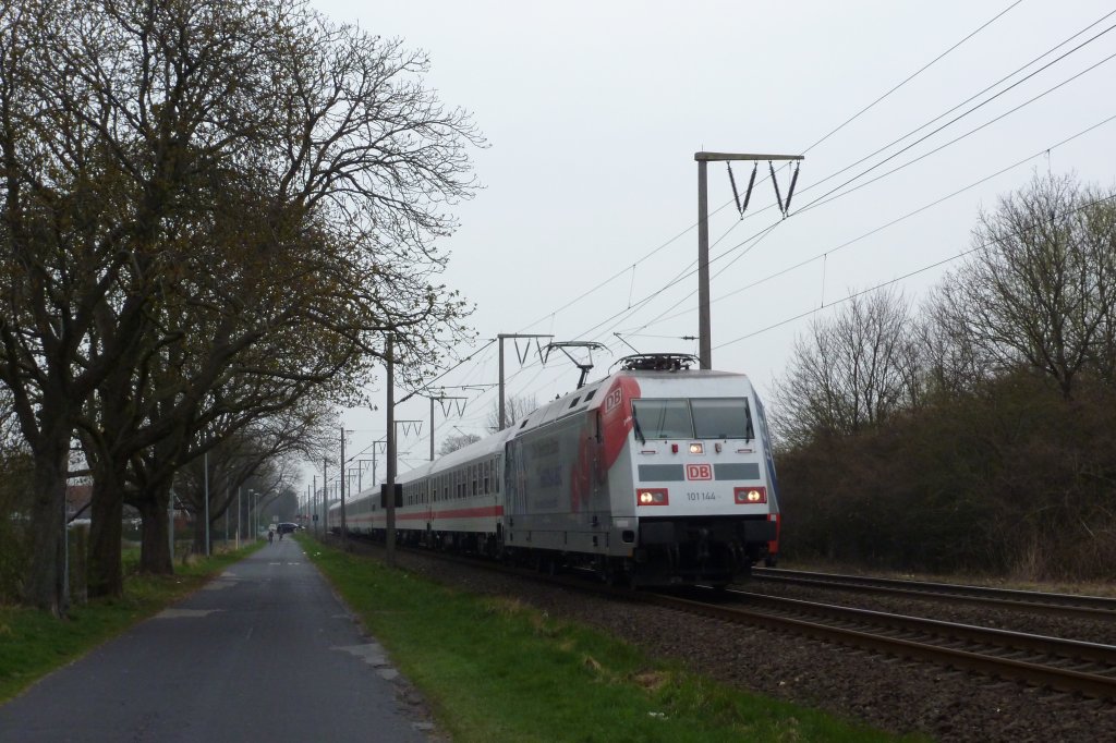 Die 101 144  Hertha BSC  am 03.04.2012 mit dem IC 2332 von Emden-Au�enhafen nach K�ln, hier kurz vor der Einfahrt in den Bahnhof Leer.