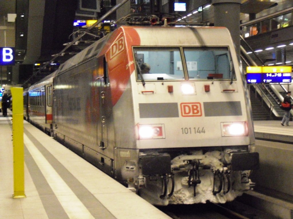 Die 101 144 mit dem IC 2350 von Stralsund nach Wrzburg, hier beim Halt in Berlin Hbf am 14.02.2010.