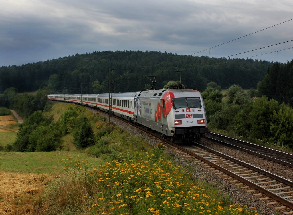 Die 101 144 mit einem IC am 04.08.2012 unterwegs bei Dettenhofen.