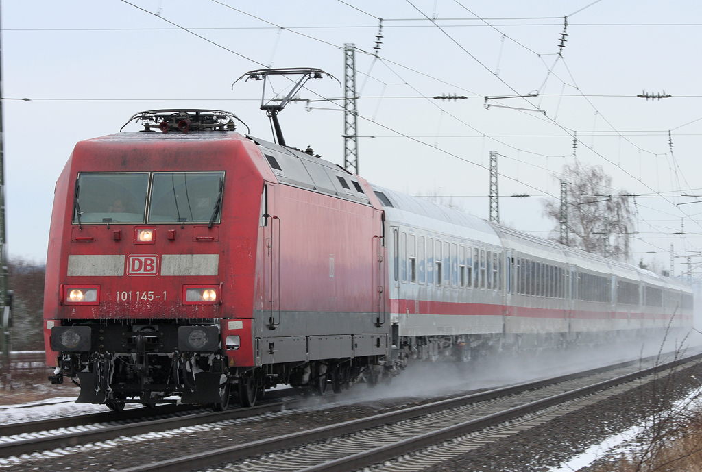 Die 101 145-1 zieht einen IC durch M�lheim K�rlich am 19.12.2010