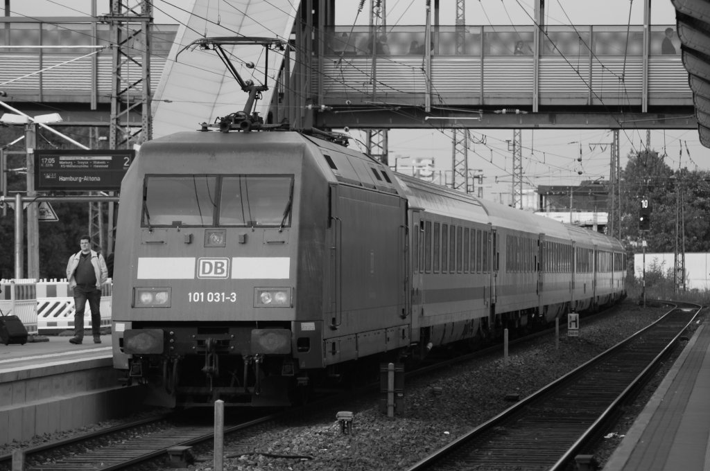 Die 101 ist mit ihrem IC aus Gieen ausgefahren. Am 02.10.2009 habe ich das Bild gemacht.